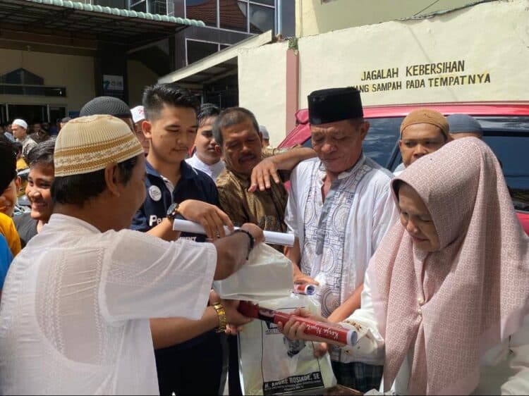 Pelaksanaan Jumat Berkah di Masjid Nurul Huda Simpang Piai, Kelurahan Cupak Tangah, Kecamatan Pauh, Kota Padang, Jumat (27/5).