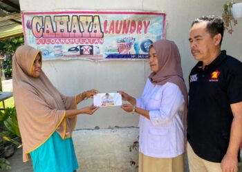Pengurus Gerindra Sumbar menyerahkan bantuan modal usaha untuk pemilik laundry di Pailakuik, Kuranji, Kota Padang.