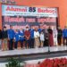 Alumni SMPN 2 Batusangkar Kolonel Pas Novla Mirsyah didampingi Uswati Leman Sudi foto bersama penerima beasiswa