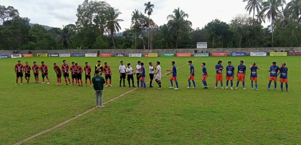 Pemain Gasliko FC Limapuluh Kota saat berhadapan dengan Kopi Mos FC Agam