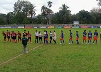 Pemain Gasliko FC Limapuluh Kota saat berhadapan dengan Kopi Mos FC Agam