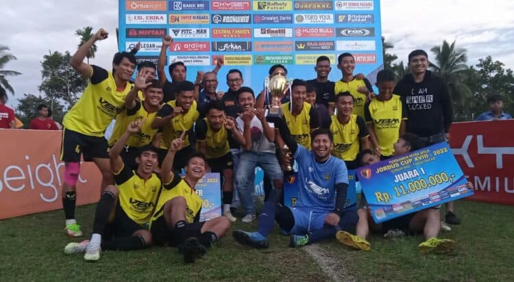 Bupati Tanah Datar Eka Putra foto bersama pemain Persiju Sijunjung