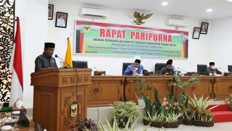 Juru Bicara Fraksi Hanura Benny Apero menyampaikan pandangan umum dalam rapat paripurna dewan