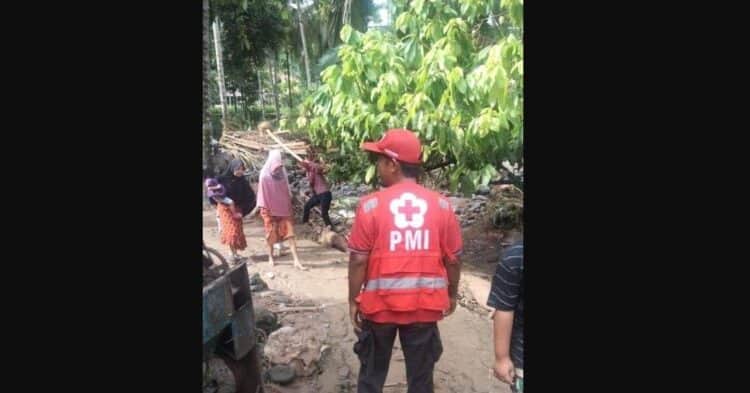 Kondisi pasca luapan sungai Anak Aia Dareh di pasaman (FB/AndRa Loebis)