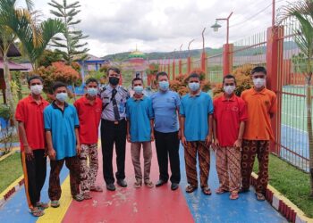 Pendampingan ABH oleh pembimbing Kemasyarakat Kelas II Bukittinggi foto bersama dengan ABH yang menjalani pemidanaan di LPKA Tanjung Pati.