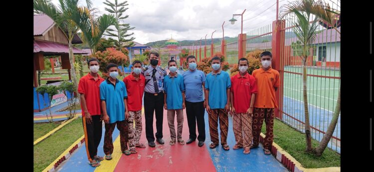 Pendampingan ABH oleh pembimbing Kemasyarakat Kelas II Bukittinggi foto bersama dengan ABH yang menjalani pemidanaan di LPKA Tanjung Pati.