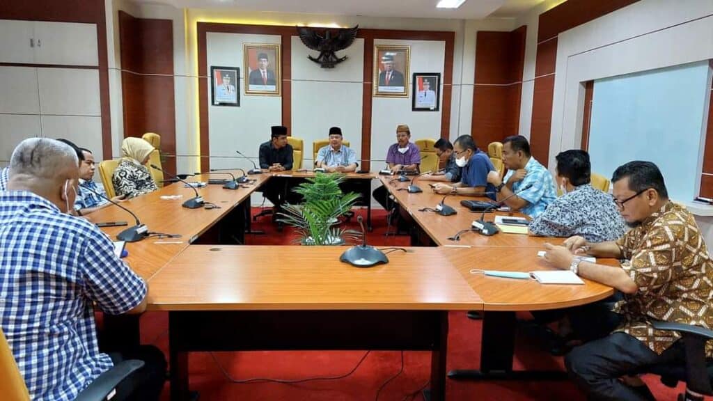 Wali Kota Solok, H. Zul Elfian dan Wawako Ramadhani Kirana Putra saat melakukan rapat terbatas dengan pimpinan OPD.(Ist)