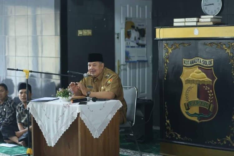 Wali Kota Solok. H. Zul Elfian Umar saat membuka pesantren Kilat bagi CPNS dan PPPK formasi 2021 di Musala Balai Kota Solok.(Prokomp)