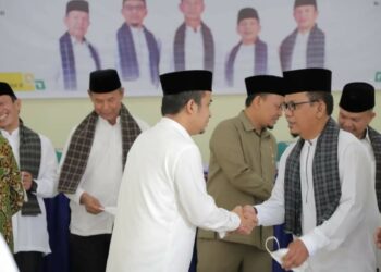 Wawako Solok, Ramadhani Kirana Putra saat memberikan selamat terhadap pimpinan Baznas yang dikukuhkan.(Prokomp)