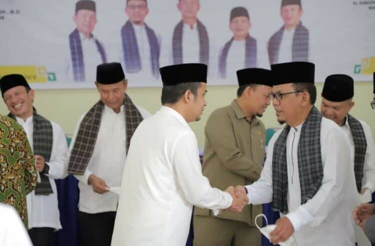 Wawako Solok, Ramadhani Kirana Putra saat memberikan selamat terhadap pimpinan Baznas yang dikukuhkan.(Prokomp)