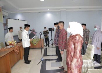 Wawako Solok, Ramadhani Kirana Putra saat melantik unsur pengarah BPBD Kota Solok.(Prokomp)