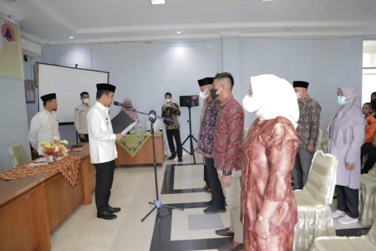 Wawako Solok, Ramadhani Kirana Putra saat melantik unsur pengarah BPBD Kota Solok.(Prokomp)