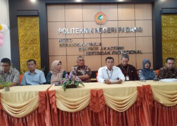 Direktur PNP Surfa Yondri (baju putih) saat jumpa pers lounching tiga prodi baru PNP yang akan dibuka mulai tahun ajaran 2022/2023 di kampus PNP, Rabu (11/5/2022).
