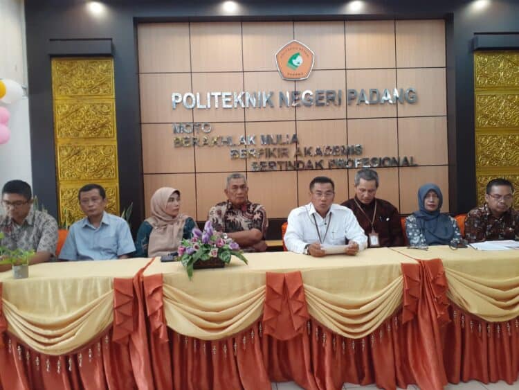 Direktur PNP Surfa Yondri (baju putih) saat jumpa pers lounching tiga prodi baru PNP yang akan dibuka mulai tahun ajaran 2022/2023 di kampus PNP, Rabu (11/5/2022).