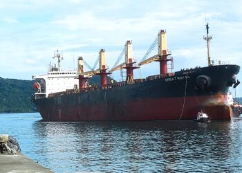 Kapal Great Royal sandar di Teluk Bayur Padang. Kapal ini bersiap mengangkut semen PT Semen Padang ke negara Bangladesh.