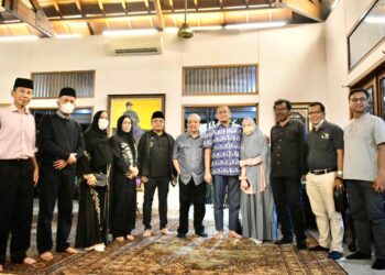 Andre Rosiade (lima dari kanan) bersama istri tercintanya Nurul Anastasia (empat dari kanan) foto bersama dengan sejumlah pelayat yang berasal dari Minangkabau di rumah duka almarhum Fahmi Idris, di Mampang Prapatan, Jakarta Selatan, Minggu (22/5/2022) malam. Dalam foto bersama tersebut, juga tampak Rektor Unand, Prof Yuliandri, (lima dari kanan), Hakim Konstitusi Prof Saldi Isra (dua dari kiri).