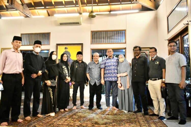 Andre Rosiade (lima dari kanan) bersama istri tercintanya Nurul Anastasia (empat dari kanan) foto bersama dengan sejumlah pelayat yang berasal dari Minangkabau di rumah duka almarhum Fahmi Idris, di Mampang Prapatan, Jakarta Selatan, Minggu (22/5/2022) malam. Dalam foto bersama tersebut, juga tampak Rektor Unand, Prof Yuliandri, (lima dari kanan), Hakim Konstitusi Prof Saldi Isra (dua dari kiri).