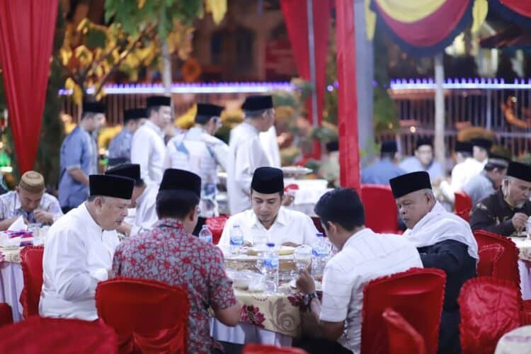 Wako Solok, H. Zul Elfian dan Wawako Ramadhani Kirana Putra berbuka puasa bersama di rumah dinas Wawako.(Prokomp)