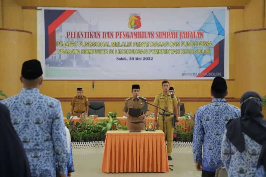 Wawako Solok, Ramadhani Kirana Putra melantik 100 pejabat fungsional penyetaraan dan pranata komputer.(Prokomp)