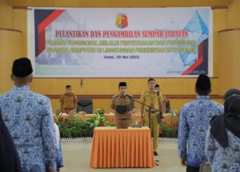 Wawako Solok, Ramadhani Kirana Putra melantik 100 pejabat fungsional penyetaraan dan pranata komputer.(Prokomp)