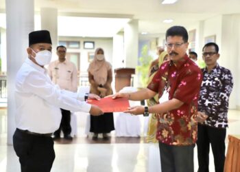 Asisten bidang pemerintahan dan Kesra Kota Solok, Nova Elfino menyerahkan SK Pengangkatan PPPK dari formasi guru.(Prokomp)