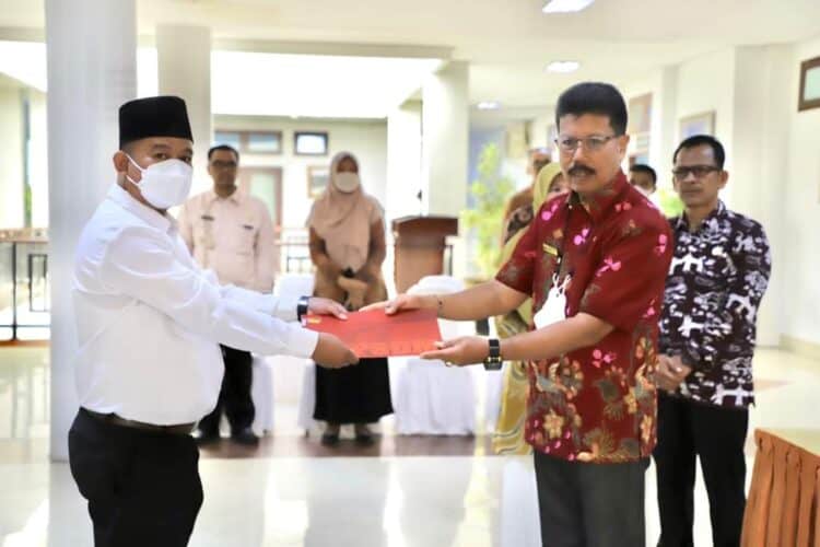 Asisten bidang pemerintahan dan Kesra Kota Solok, Nova Elfino menyerahkan SK Pengangkatan PPPK dari formasi guru.(Prokomp)