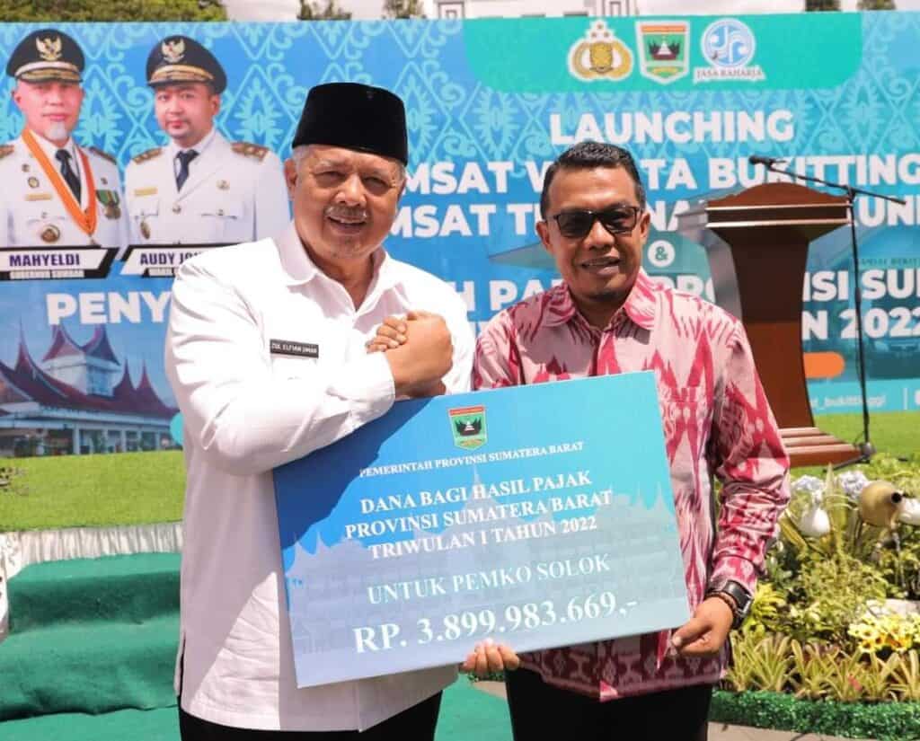 Wali Kota Solok, H. Zul Elfian Umar menerima secara simbolis penyaluran DBH pajak provinsi dari Pemprov Sumbar.(Prokomp)