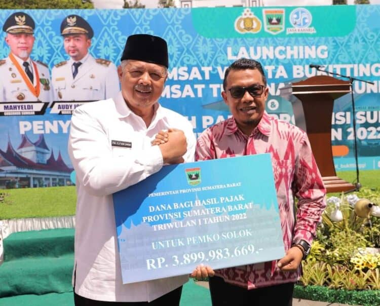 Wali Kota Solok, H. Zul Elfian Umar menerima secara simbolis penyaluran DBH pajak provinsi dari Pemprov Sumbar.(Prokomp)