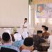 Wako Solok, H. Zul Elfian Umar saat melepas secara simbolis Wawako dan CJH asal Kota Solok.(Prokomp)