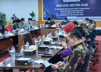 Wako Solok, H. Zul Elfian Umar mengikuti jalannya High Level Meeting terkait pengendalian inflasi bersama Gubernur Sumbar.(Prokomp)