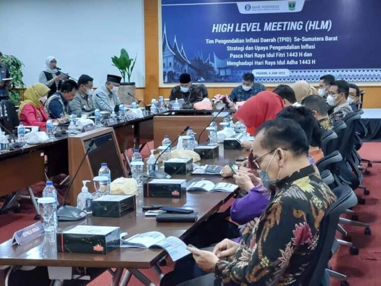 Wako Solok, H. Zul Elfian Umar mengikuti jalannya High Level Meeting terkait pengendalian inflasi bersama Gubernur Sumbar.(Prokomp)