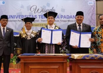 Wali Kota Solok, H. Zul Elfian Umar usai menandatangani MoU dengan Universitas Terbuka Padang.(Prokomp)