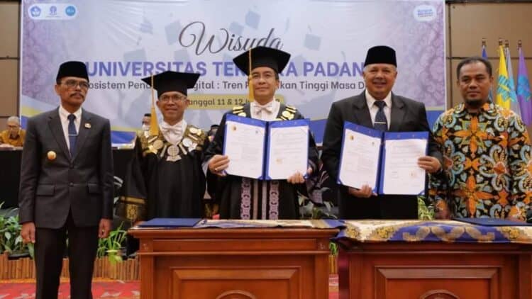 Wali Kota Solok, H. Zul Elfian Umar usai menandatangani MoU dengan Universitas Terbuka Padang.(Prokomp)