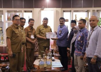 Wali Kota Solok, H. Zul Elfian Umar menerima RAB Pilkada 2024 dari KPU Kota Solok.(Prokomp)