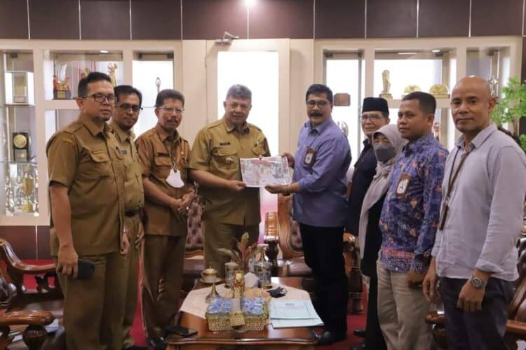 Wali Kota Solok, H. Zul Elfian Umar menerima RAB Pilkada 2024 dari KPU Kota Solok.(Prokomp)