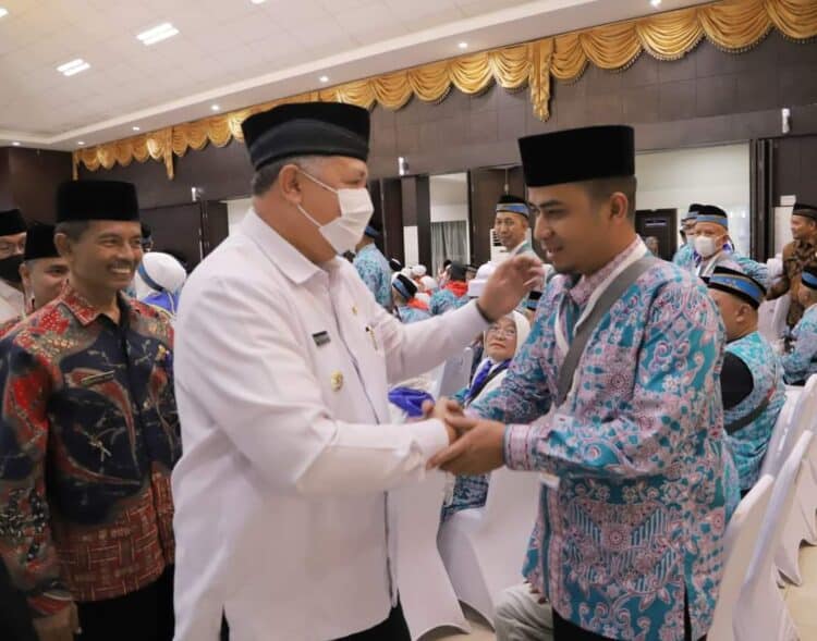 Bersalaman, Wako Zul Elfian melepas keberangkatan Wawako Ramadhani Kirana Putra dan CJH asal Kota Solok menuju tanah suci.(Prokomp)