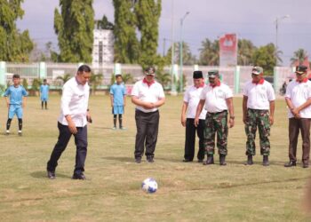 Disaksikan Wako Solok, H. Zul Elfian, Bupati Solok melakukan tendangan perdana dimulainya Liga Santri PSSI 2022 wilayah Kodim 0309/Solok.(Prokomp)