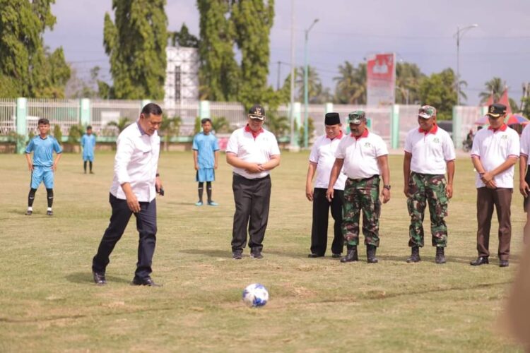 Disaksikan Wako Solok, H. Zul Elfian, Bupati Solok melakukan tendangan perdana dimulainya Liga Santri PSSI 2022 wilayah Kodim 0309/Solok.(Prokomp)