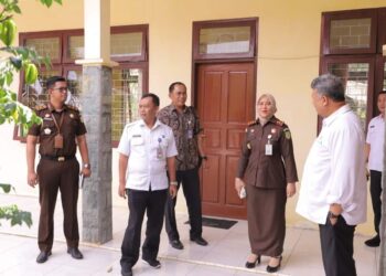 Wali Kota Solok, H. Zul Elfian Umar bersama kepala BNN Solok dan Kajari meninjau lokasi pusat rehab Korban Narkoba di kawasan Laing.(Prokomp)