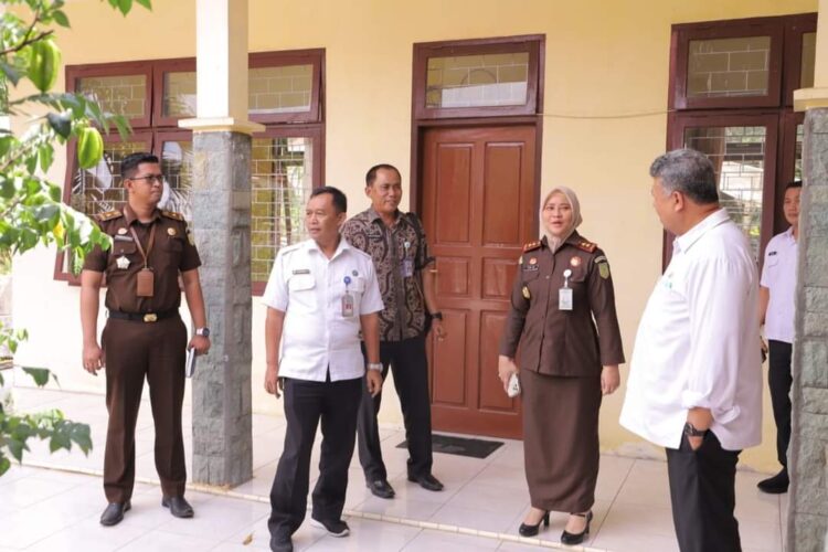 Wali Kota Solok, H. Zul Elfian Umar bersama kepala BNN Solok dan Kajari meninjau lokasi pusat rehab Korban Narkoba di kawasan Laing.(Prokomp)