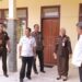 Wali Kota Solok, H. Zul Elfian Umar bersama kepala BNN Solok dan Kajari meninjau lokasi pusat rehab Korban Narkoba di kawasan Laing.(Prokomp)