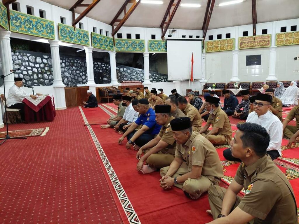 Wali Kota Solok, H. Zul Elfian Umar memberikan arahan terhadap OPD dalam rapat koordinasi di Balairung 99.(Prokomp)