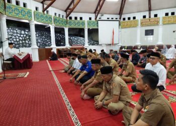 Wali Kota Solok, H. Zul Elfian Umar memberikan arahan terhadap OPD dalam rapat koordinasi di Balairung 99.(Prokomp)