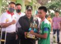 Wali Kota Solok, H. Zul Elfian Umar menyerahkan piala kepada tim Ponpes Darussalam sebagai juara Liga Santri PSSI Piala Kasad 2022.(Prokomp)