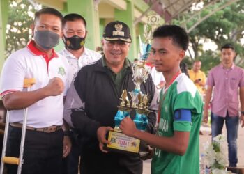 Wali Kota Solok, H. Zul Elfian Umar menyerahkan piala kepada tim Ponpes Darussalam sebagai juara Liga Santri PSSI Piala Kasad 2022.(Prokomp)