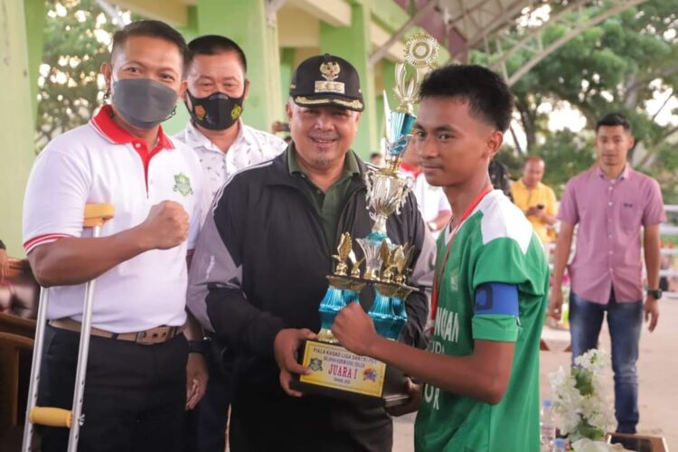 Wali Kota Solok, H. Zul Elfian Umar menyerahkan piala kepada tim Ponpes Darussalam sebagai juara Liga Santri PSSI Piala Kasad 2022.(Prokomp)