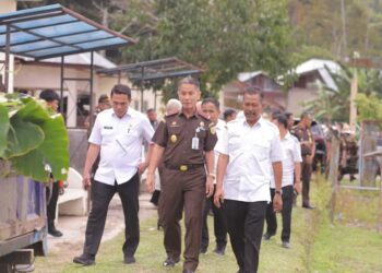 Kajati Sumbar, Yusron dan tim saat mengunjungi BBI Kota Solok yang rencananya dimanfaatkan sebagai pusat rehabilitasi korban narkoba.(Prokomp)