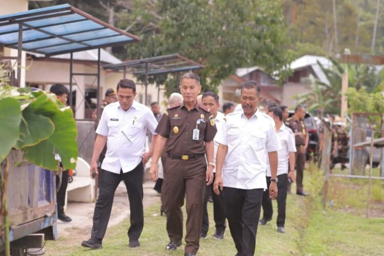 Kajati Sumbar, Yusron dan tim saat mengunjungi BBI Kota Solok yang rencananya dimanfaatkan sebagai pusat rehabilitasi korban narkoba.(Prokomp)