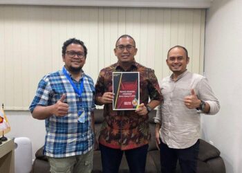 Andre Rosiade (tengah) foto bersama dengan CEO Semen Padang FC Win Bernardino (kiri) dan Sekum Semen Padang FC Akhmayanda Nasution (kanan) usai penyerahan SK penunjukan Andre Rosiade senagai Penasehat Semen Padang FC di Jakarta, Selasa (31/5/2022)