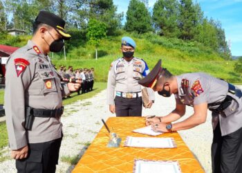 Kapolres Solok, AKBP Apri Wibowo memimpin prosesi sertijab Kasatlantas Polres Solok dari Iptu Feri Yuzaldi kepada AKP Dian Jumes Putra.(Ist)